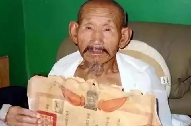1994年河南，73岁老农卢文焕被法院上门逮个正着，欠债躲债，法官却握着他的手说