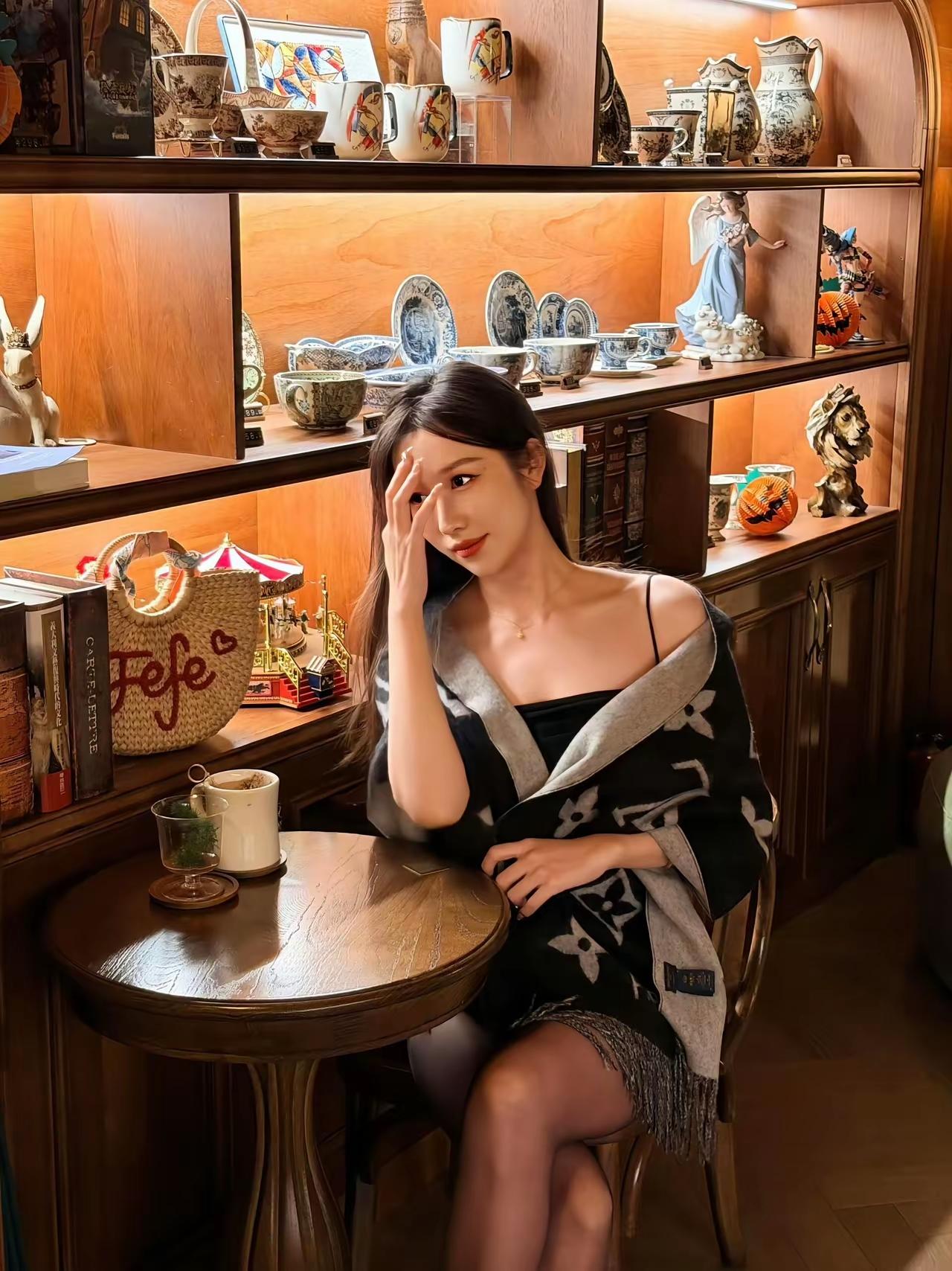 凤眼半弯藏琥珀，朱唇一颗点樱桃