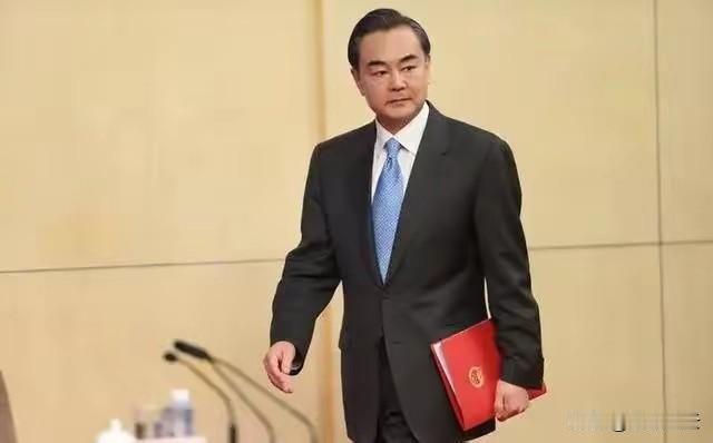 波兰，刚刚把整个欧盟，推下了悬崖！
9月26号，波兰外长西科尔斯基突然发难，说中