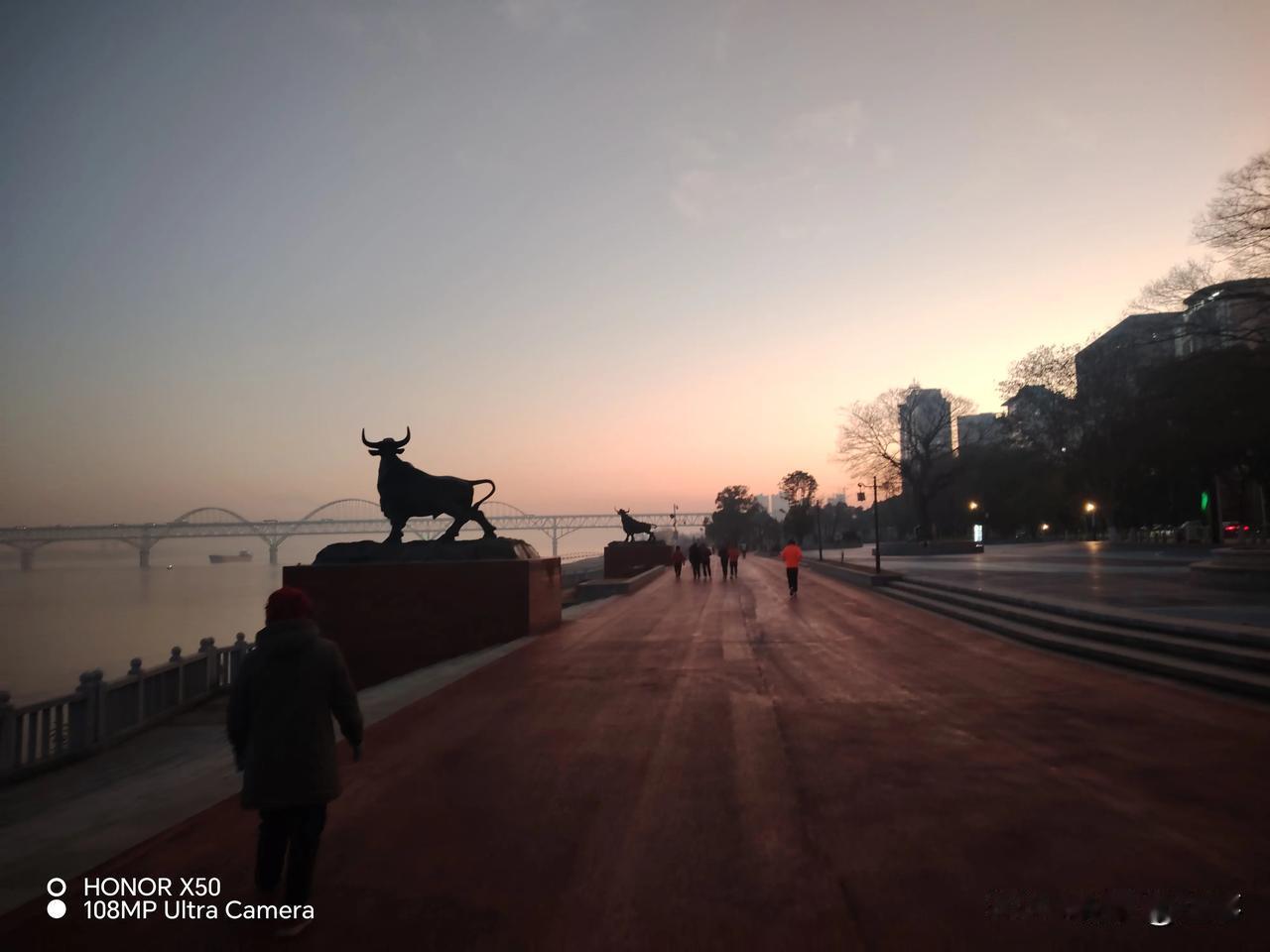 2026年1月14日长江岸边《镇江牛》广场“上头条聊CBA”