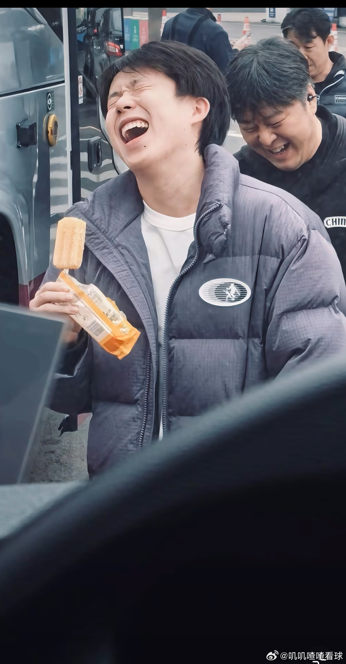 羽绒服配雪糕，加上开心大笑，幸福的滋味！ 