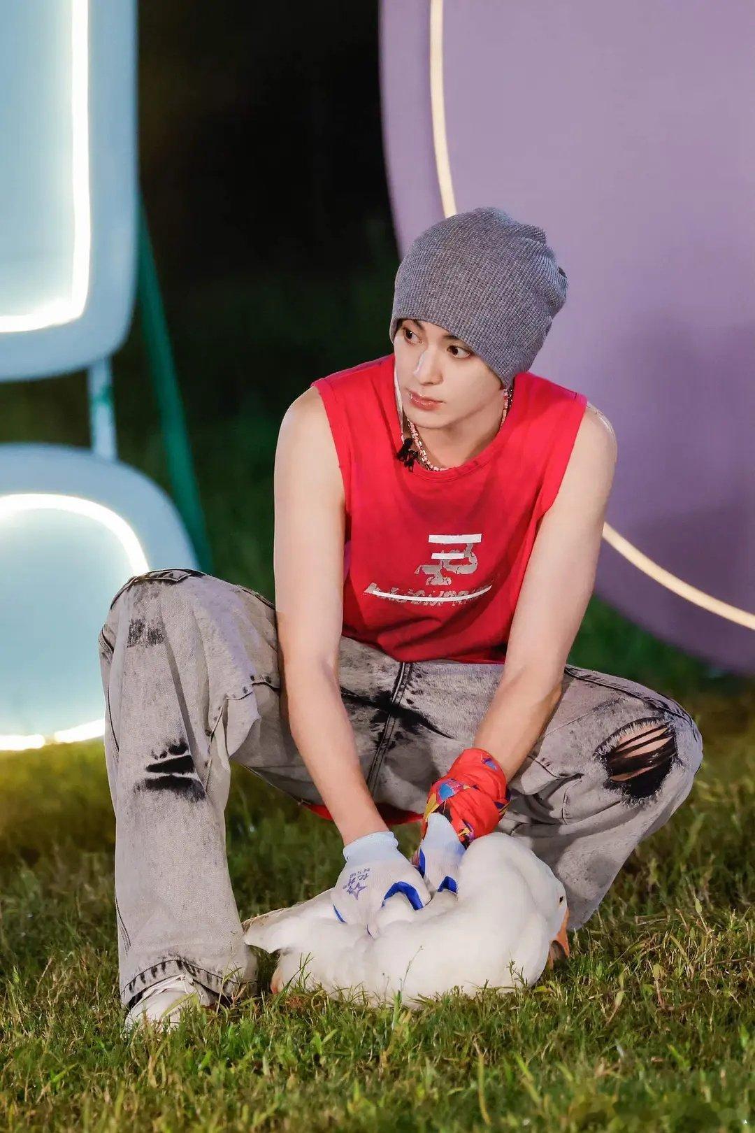 搬砖的手套，贴头的冷帽，这个装扮也就在王鹤棣身上，还能有点儿意思，换个普通人那真