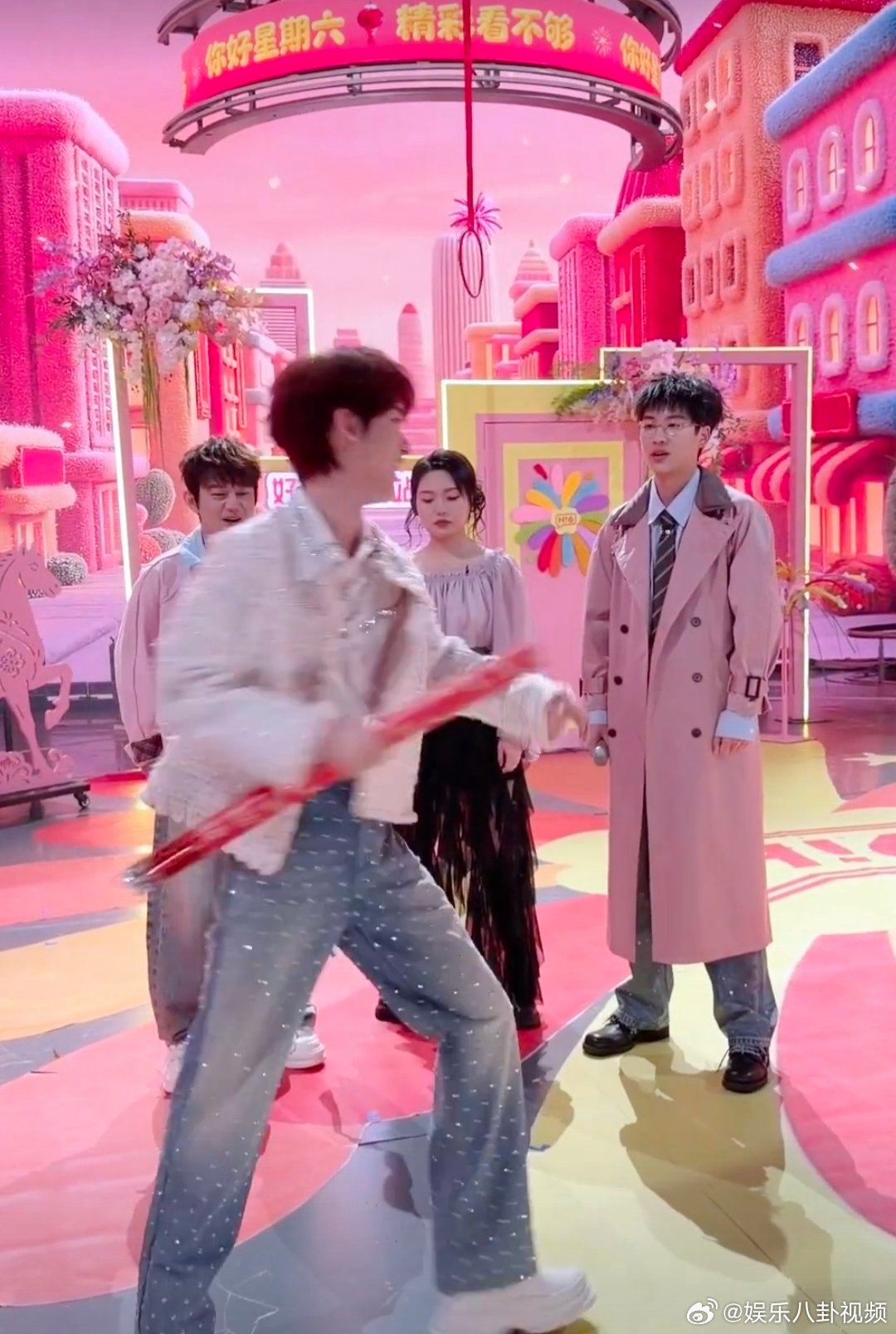 何炅震惊丁程鑫不会劈叉你好星期六好六后台柔韧度比拼趣味满满，何炅带头示范称已到极