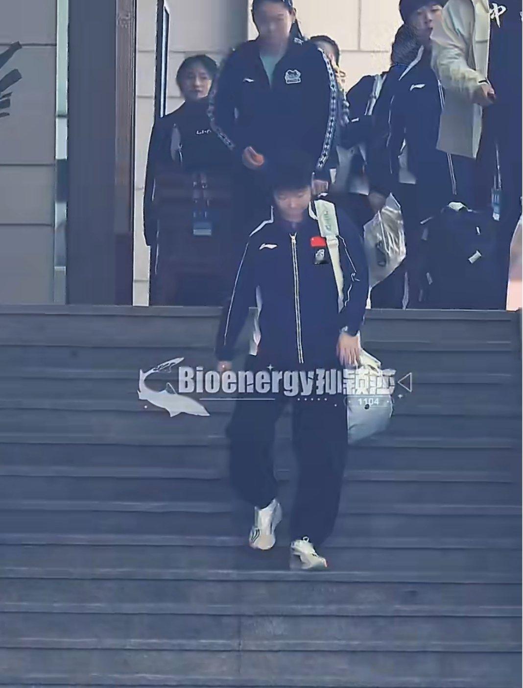 新鲜路透！孙颖莎新队服首曝光，鲨姐集体狂欢模式已开启！孙颖莎新队服已上身 今早，