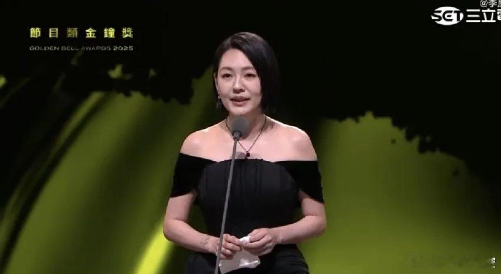 小s今晚的金钟奖表现很棒！没有大哭不止，而是以微笑面对大众，隔空给姐姐大s唱了几