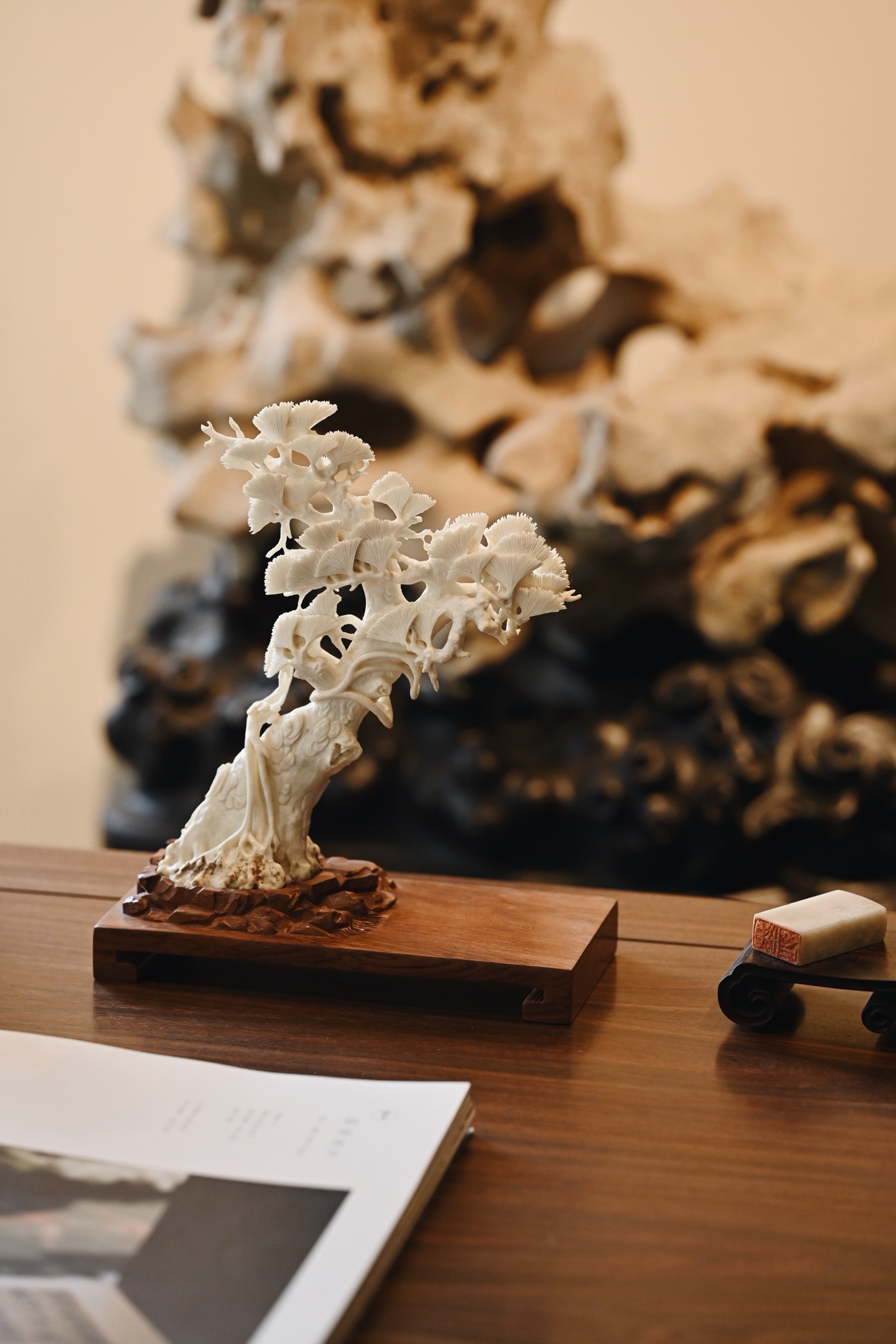 鹿角雕刻 | 苍松 摆件整料雕刻，虬干苍枝，层层松针凌空舒展，似立于山巅迎纳清风