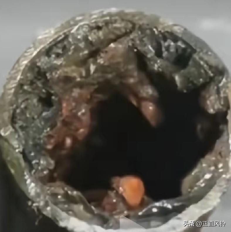 还有兴趣买老破小吗？
三十年的水管一看一个不吱声！
腐蚀，锈蚀，各种污渍长期存积