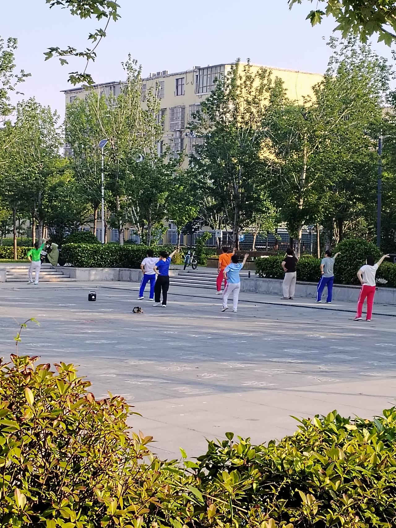 今天早晨去散步锻炼身体，在沈丘千字文公园随手拍下跳广场舞的景色。