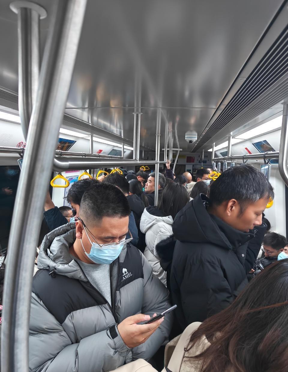 网友： 2026.1.30（星期五）7：39，西安地铁8号线外环，开远门-土门区