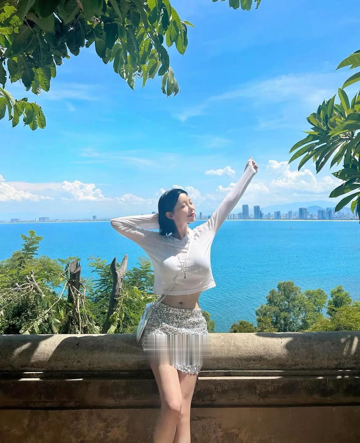 趁着天气还有点热，来点清爽又显高级的早秋穿搭，白色长袖衫搭配银色亮片包臀裙，运动