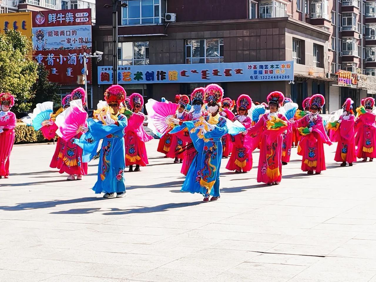 #记录秋日生活点滴#
秋天又到，人已变老，
虽然变老，精神不倒；
一路同行，向前