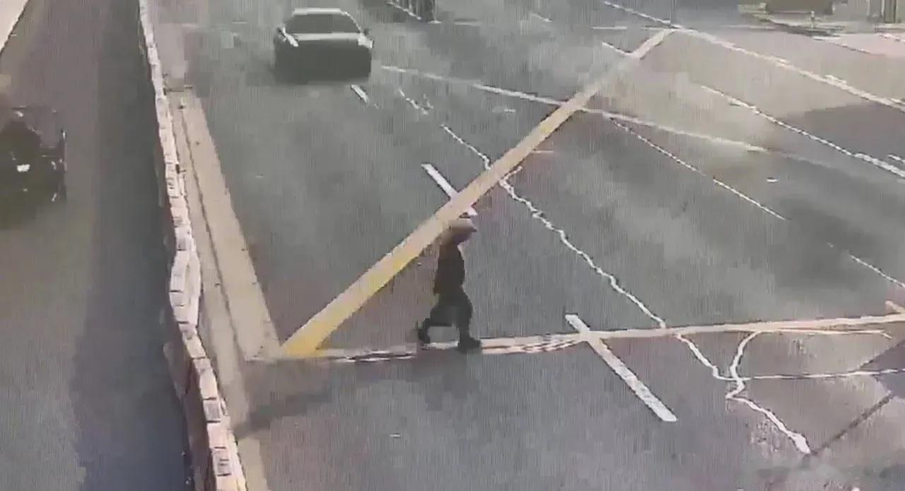 老头横穿马路不长眼
车主开车跑神不长眼
终于酿成悲剧