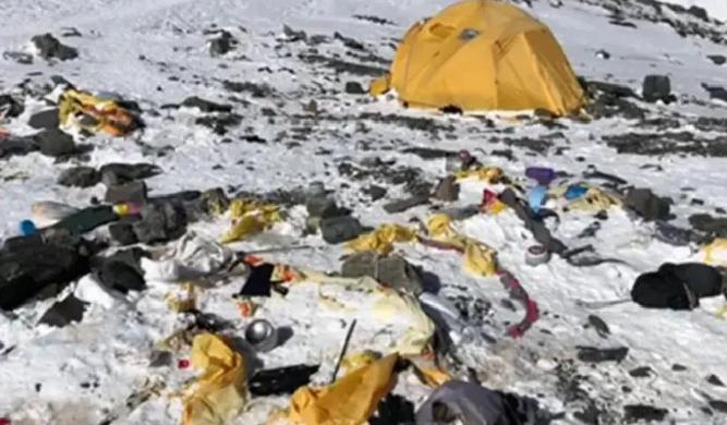 尼泊尔政府宣布了。尼泊尔废除执行11年的珠峰登山垃圾押金制，改征每人4000美元