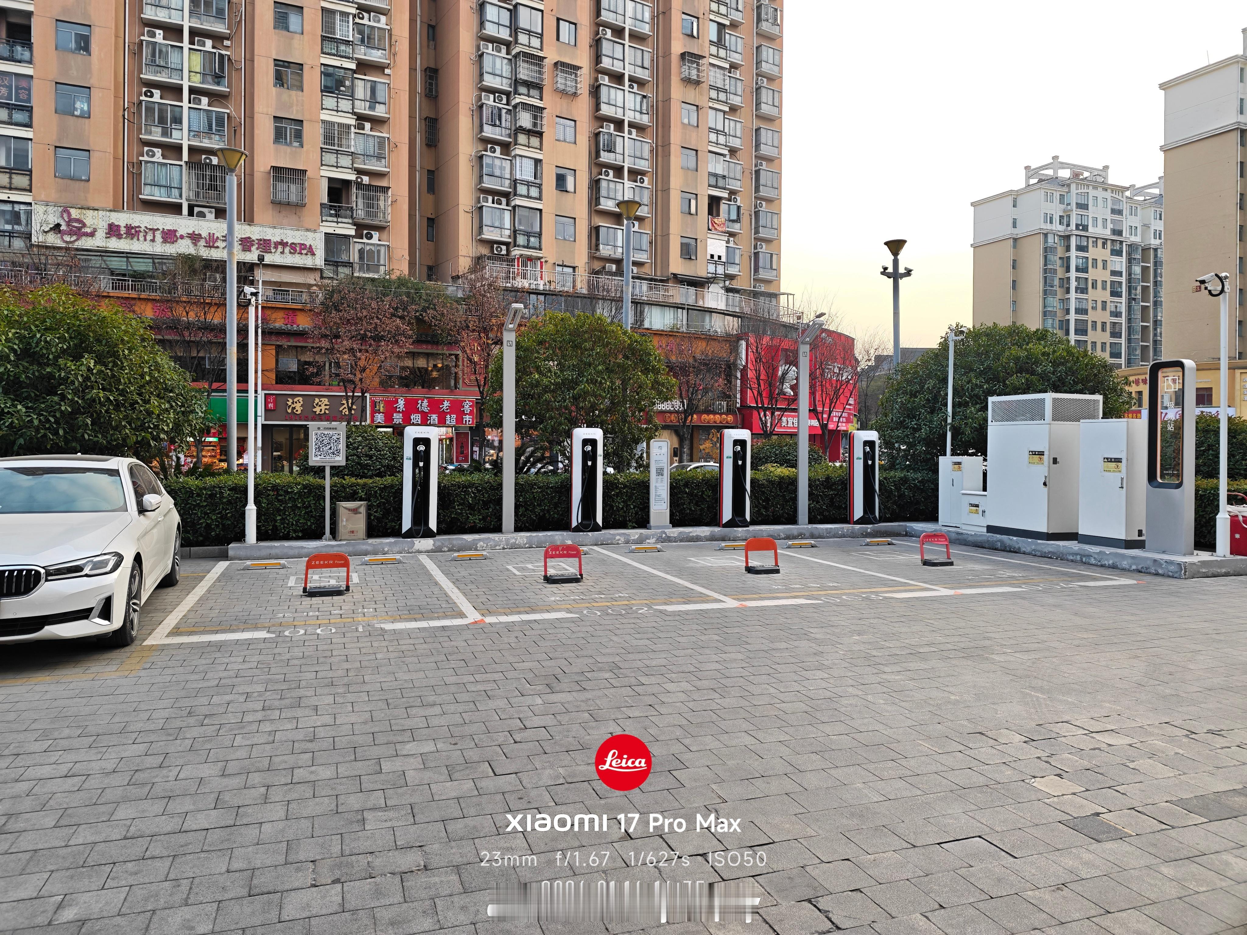 咱们国家充电基础建设确实好，比如看见了一酒店门口就有极氪充电站汽场全开 景德镇