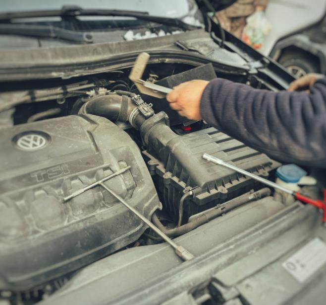 汽车电瓶没事时还是要多看看的，虽说这是一个小玩意儿，但是一旦在没人的地方打不着火