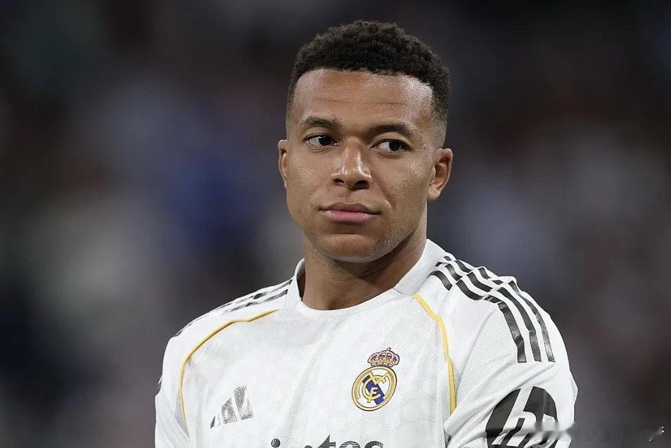 4月25日讯 西甲第32轮，皇马客场1-1遭皇家贝蒂斯绝平，与领头羊巴萨的积分差