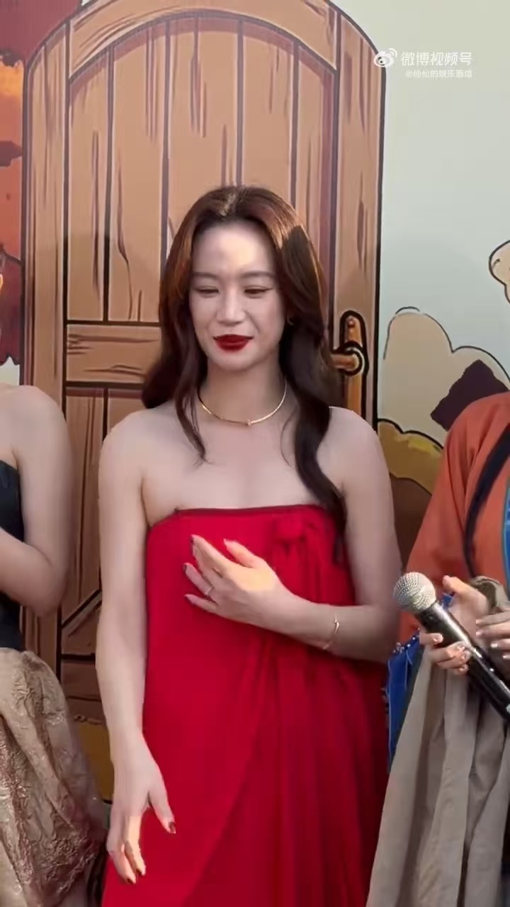 李梦也在追早春晴朗《早春晴朗》的审美真的跨圈，李梦追剧被Luke穿搭打动，采访喊