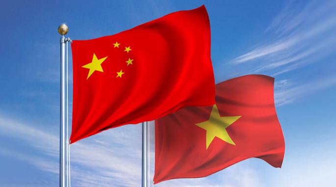 越南这波操作太敢玩了，一边死死抱住欧美大腿抢产业转移的蛋糕，一边在南海问题上左右