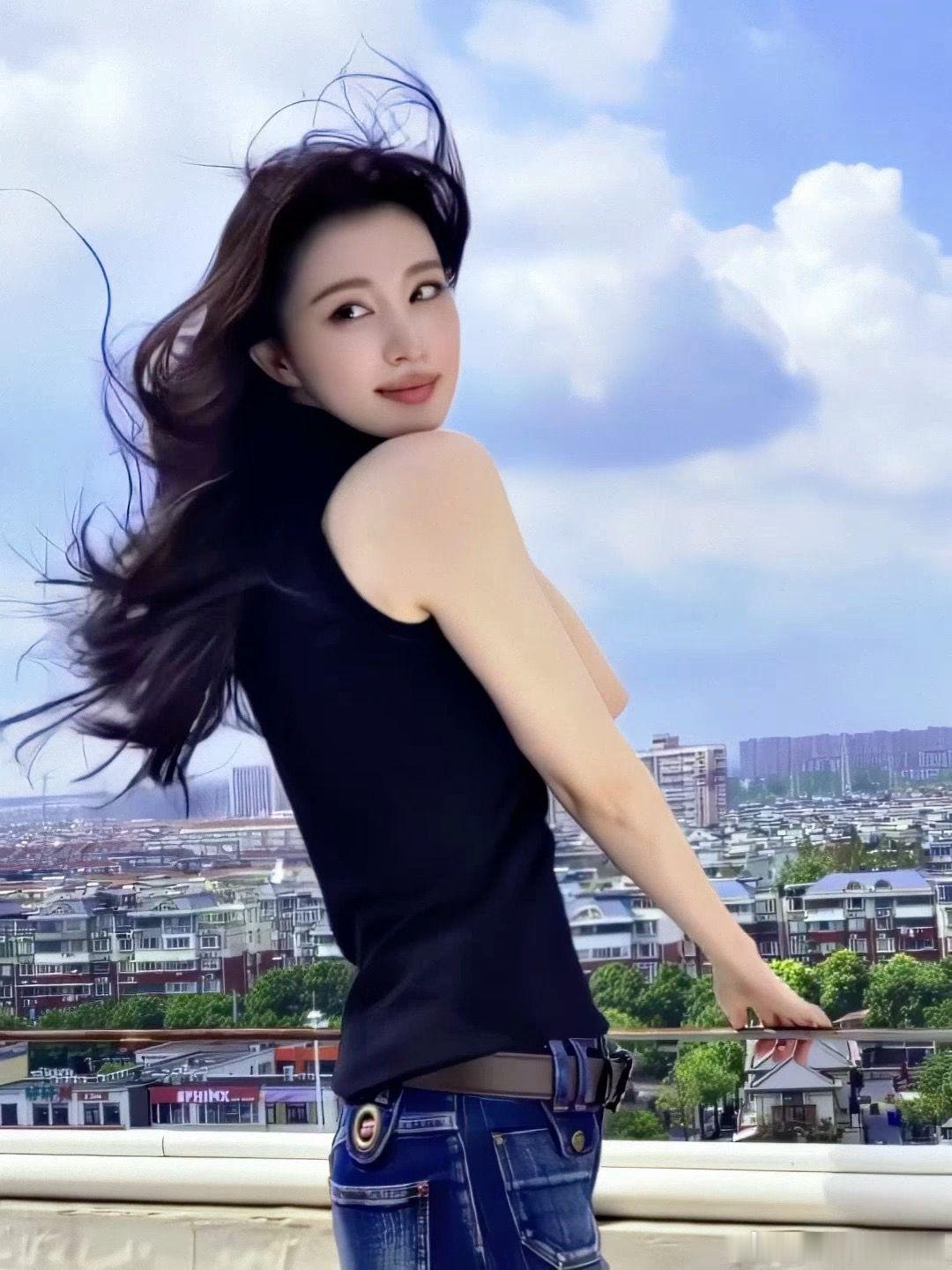 王楚然天台逆风回眸凌乱发丝增添随性美感，镜头感太强王楚然发丝被风吹起好灵动 ​​