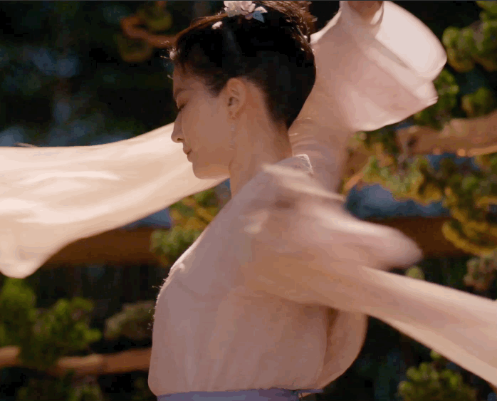 真的有人觉得刘亦菲跳舞非常有美感吗？感觉多少有点僵硬了 ​​​