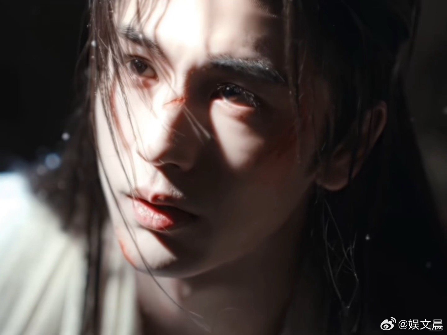 张凌赫古偶男妲己 谢征眼神藏千言万语，隐忍算计又暗生情愫，偷听女主谈心时眼底温柔