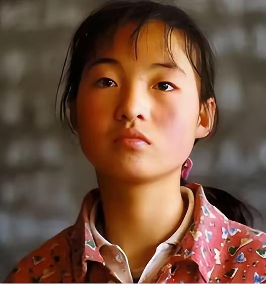 1999年，张艺谋捧红了农村女孩魏敏芝。拍完戏后，魏敏芝想进演艺圈，张艺谋却不同