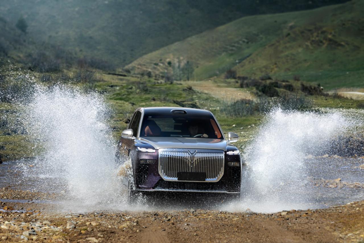 晚上开车最怕啥？没灯、起雾、路上突然冒出个石头或者轮胎皮。岚图最近搞了场狠活儿—