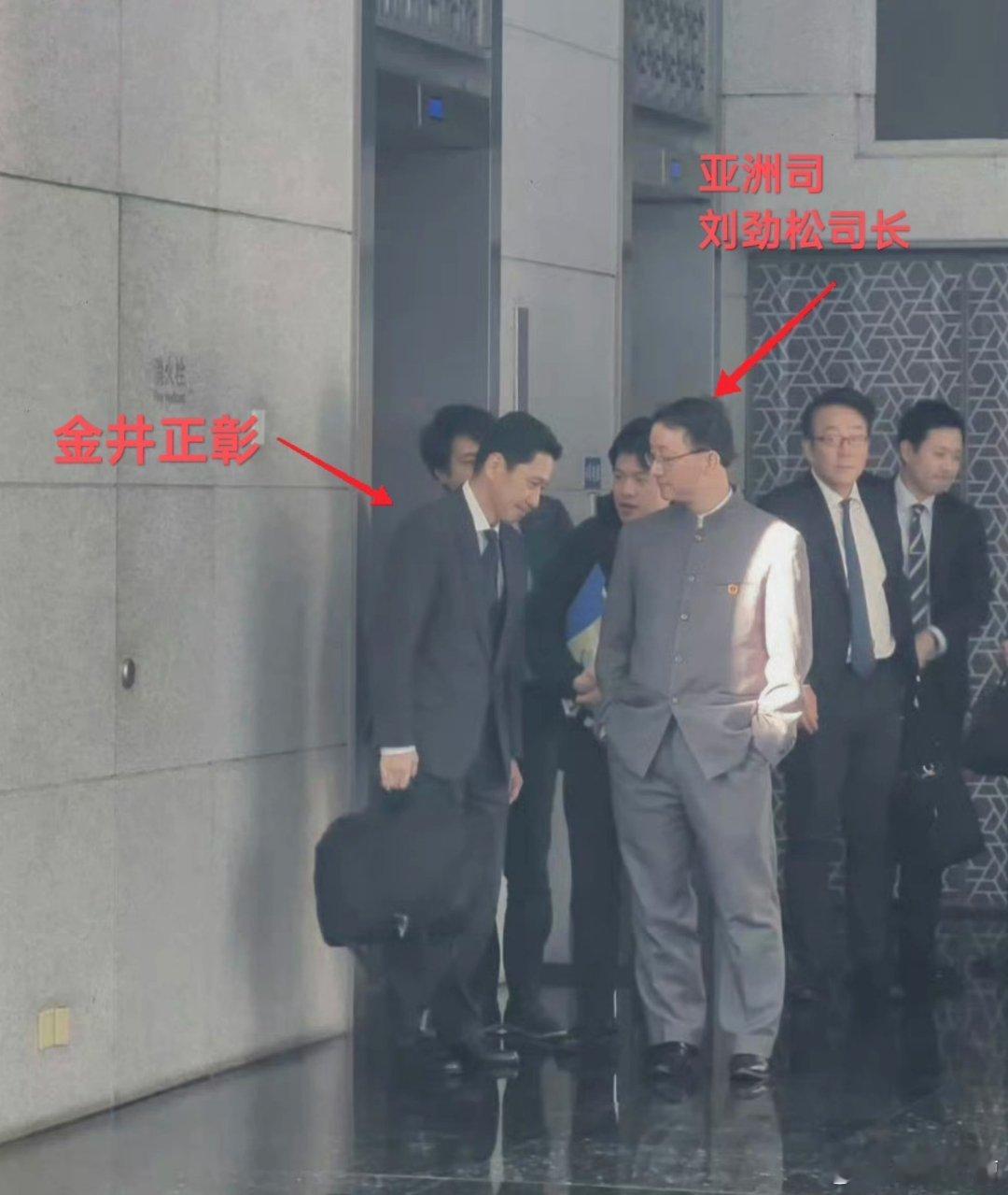 这一幕绝对又是中国外交史上的经典画面，因为很多日本人看到这一幕都破防了。那年我双