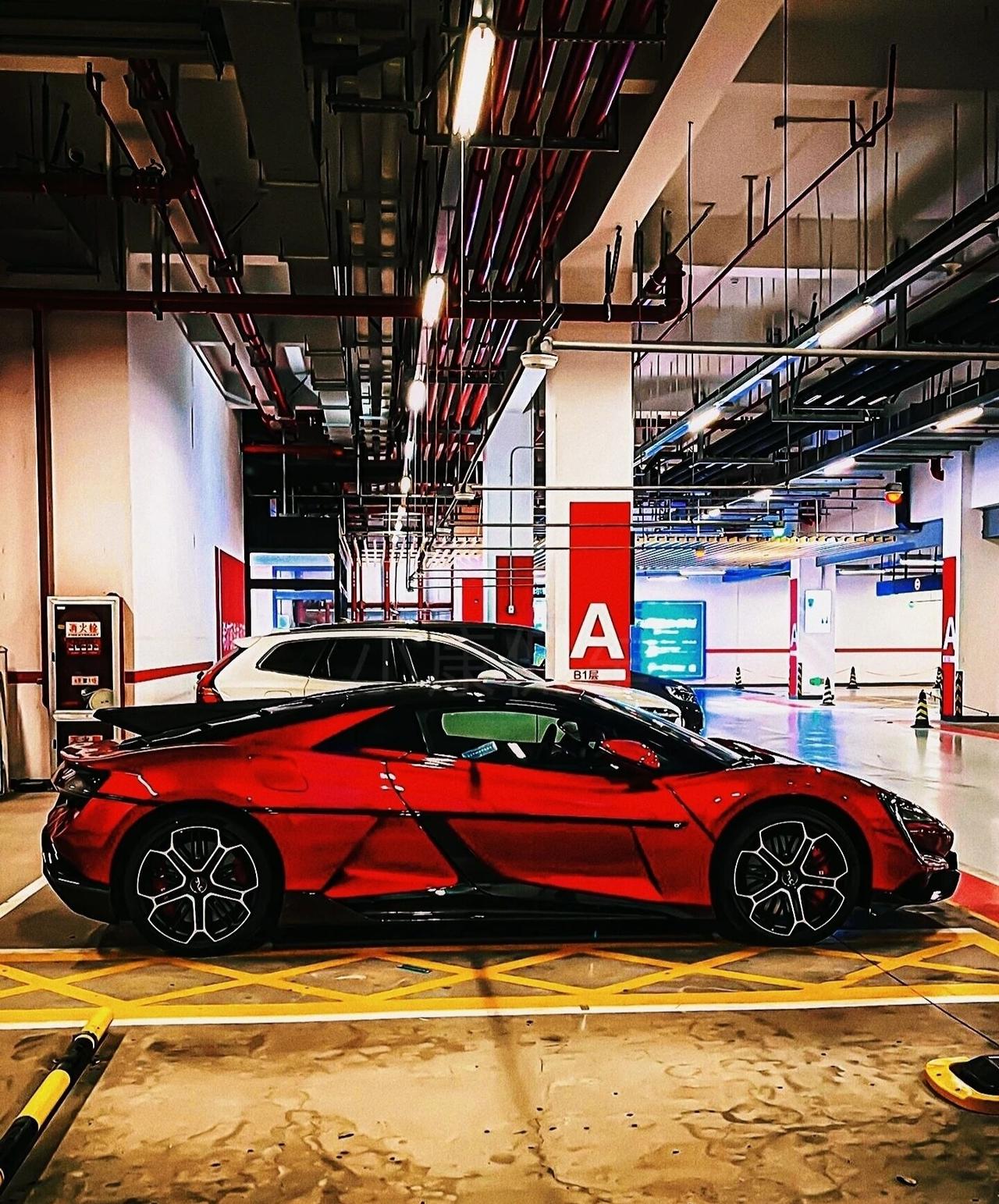 仰望U可是咱们中国人自己的超跑颜值和性能完全不输牛马轮，气场直接拉满，开在路上回