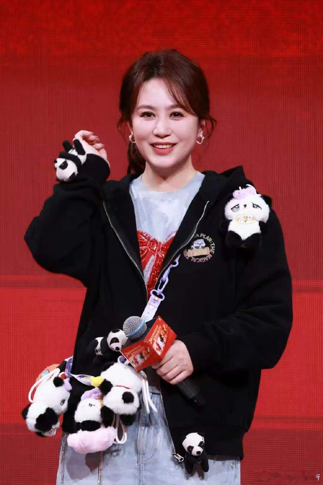 不愧是马丽送祝福都这么有梗 马丽这祝福太会玩了！部落族长和Mary来回切换，主打