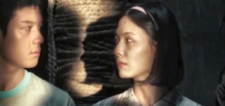 水塔里亮了一夜的手电，照得整座小区睡不着。
你踮脚看，那束光像悬在头顶的倒计时—