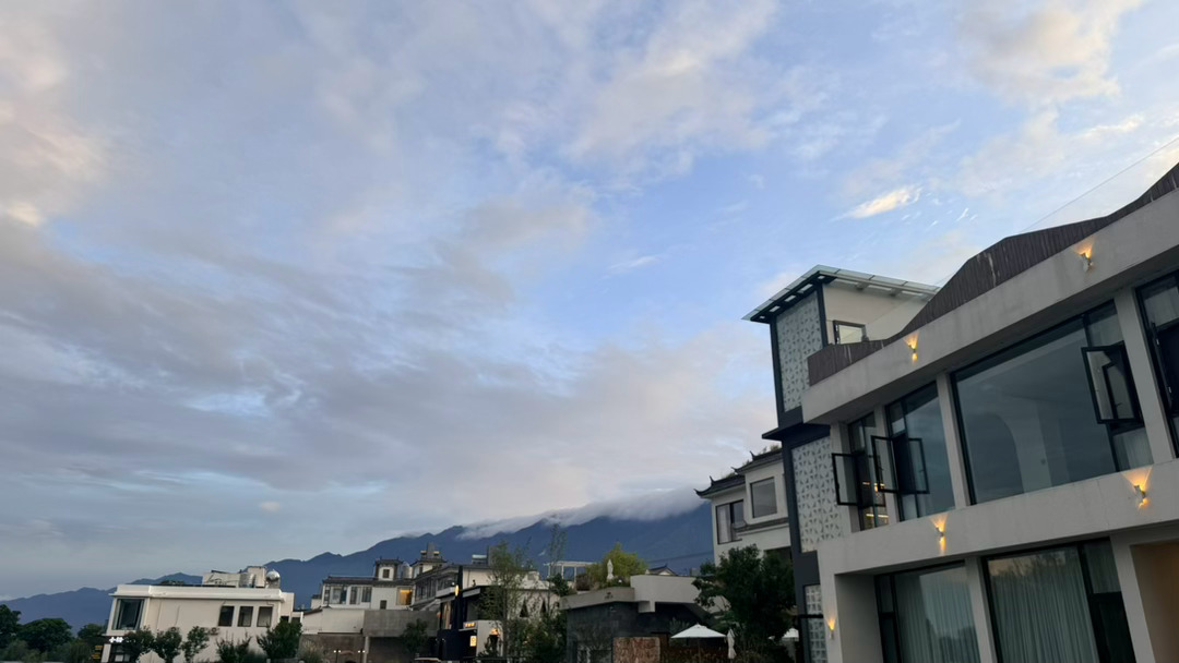 带着小原原赶路一整天，傍晚住进洱海边民宿。一街相隔就是洱海，耳边不断传来湖水拍岸