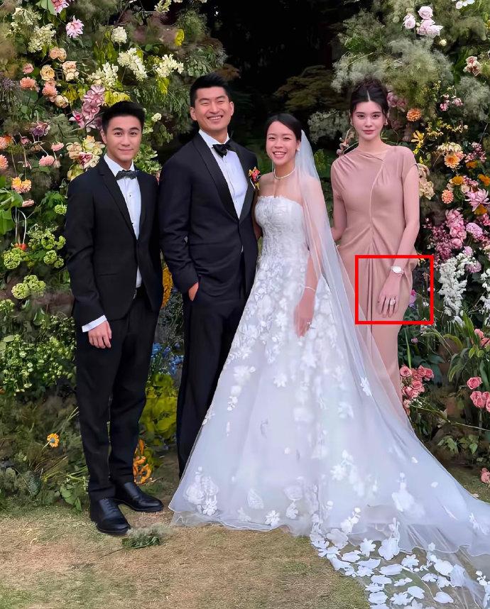 看到奚梦瑶在朋友婚礼上的眼神
作为女人
真的狠狠心碎了，我就纳了闷了，何猷君说的