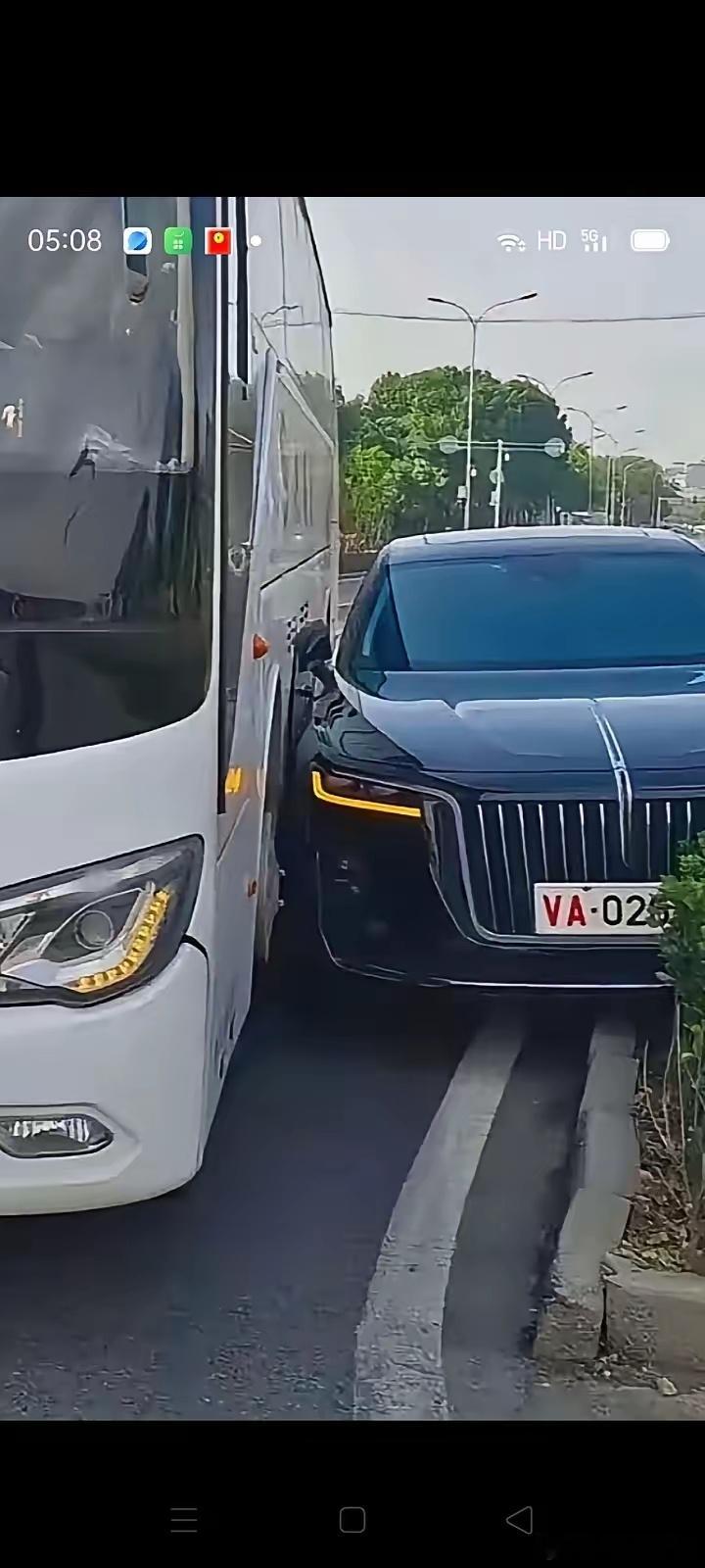 只看这张现场照片，大家觉得哪一方责任更大？我觉得大客车转弯角度过小，要负主要责任