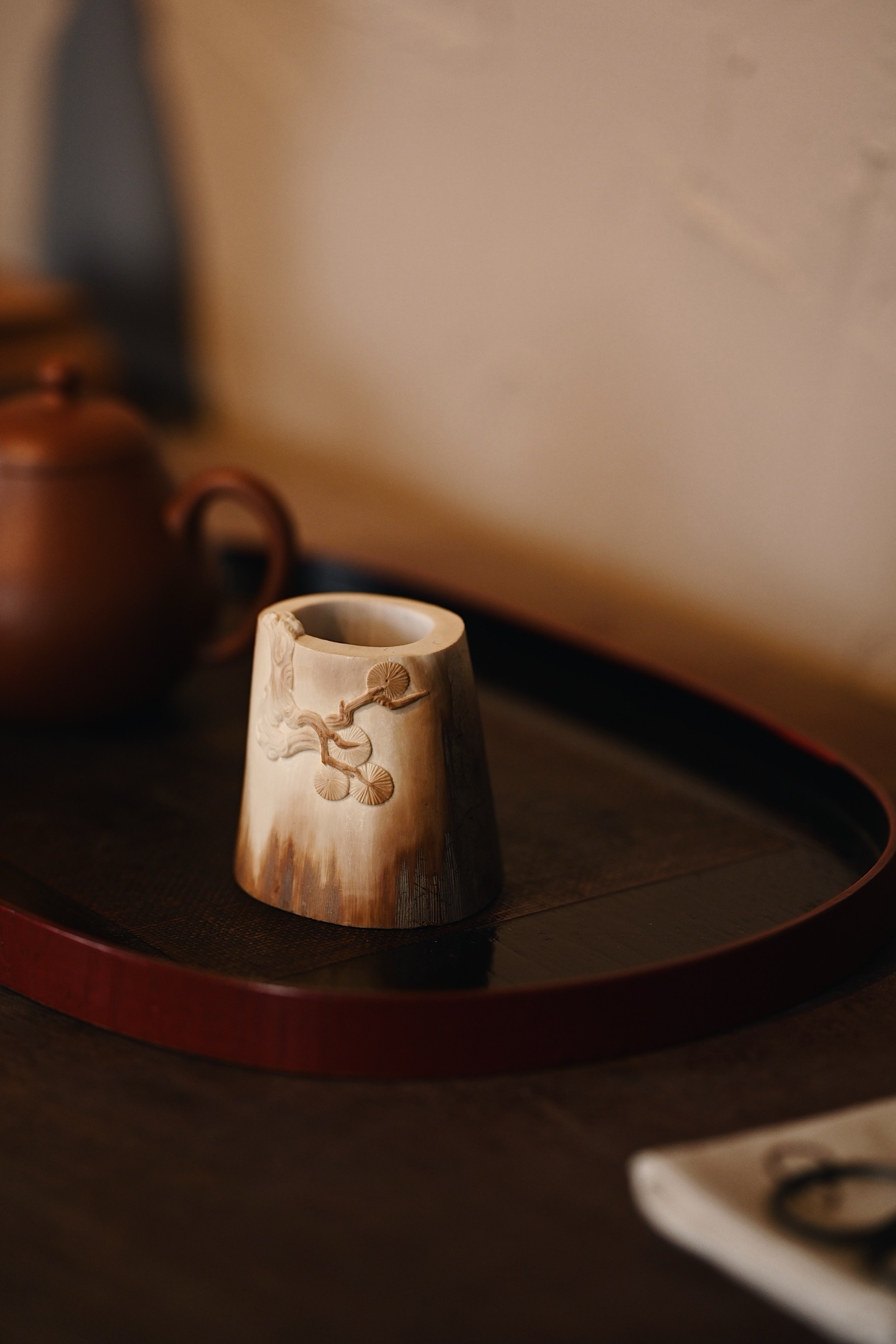 猛犸 | 松风 盖置取带皮料巧雕，琢刻舒朗空明，松针郁郁葱葱，超然脱俗，清雅非常