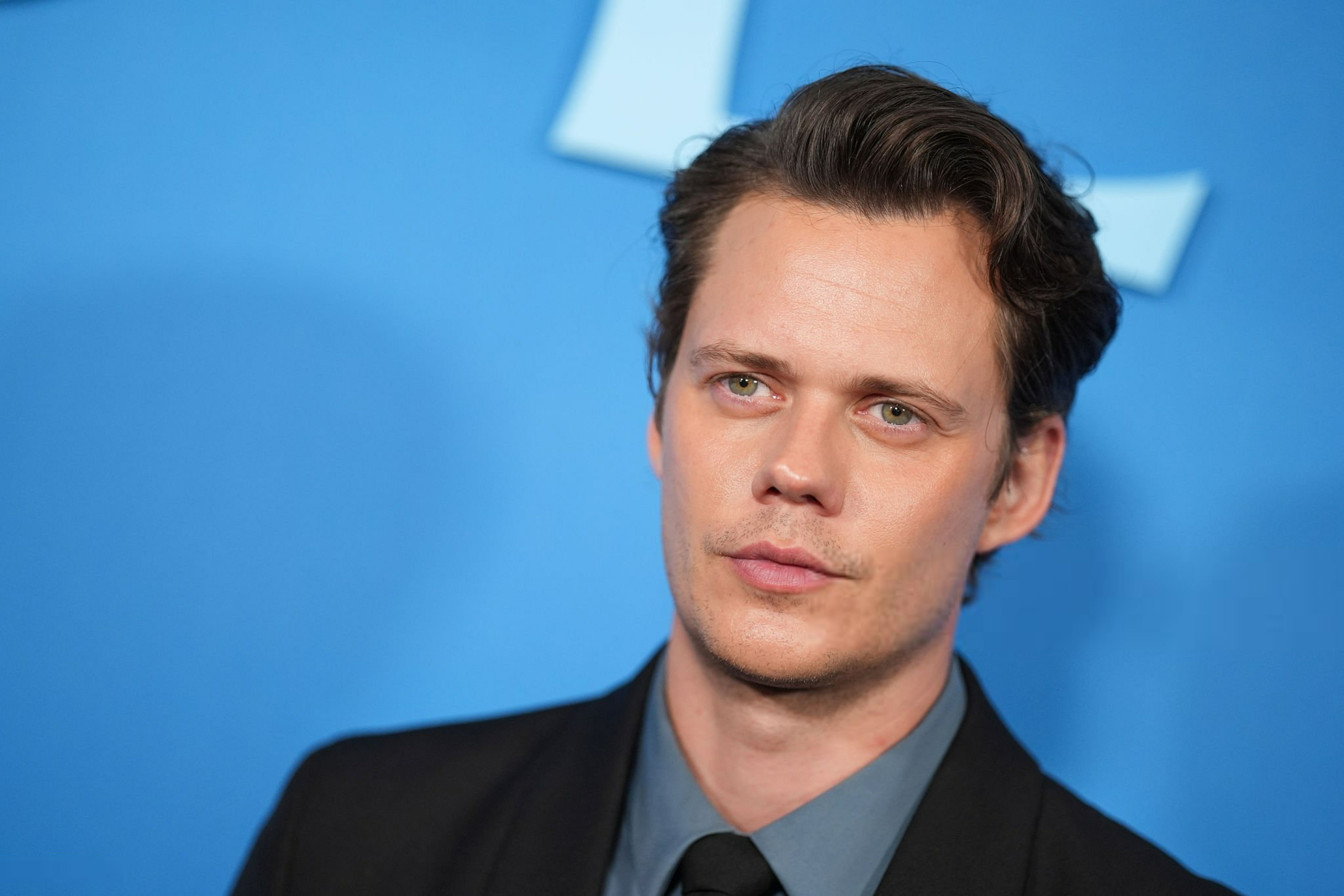 四妹Bill Skarsgård超型亮相主演新片《罗宾汉之死》全球首映礼！！！
