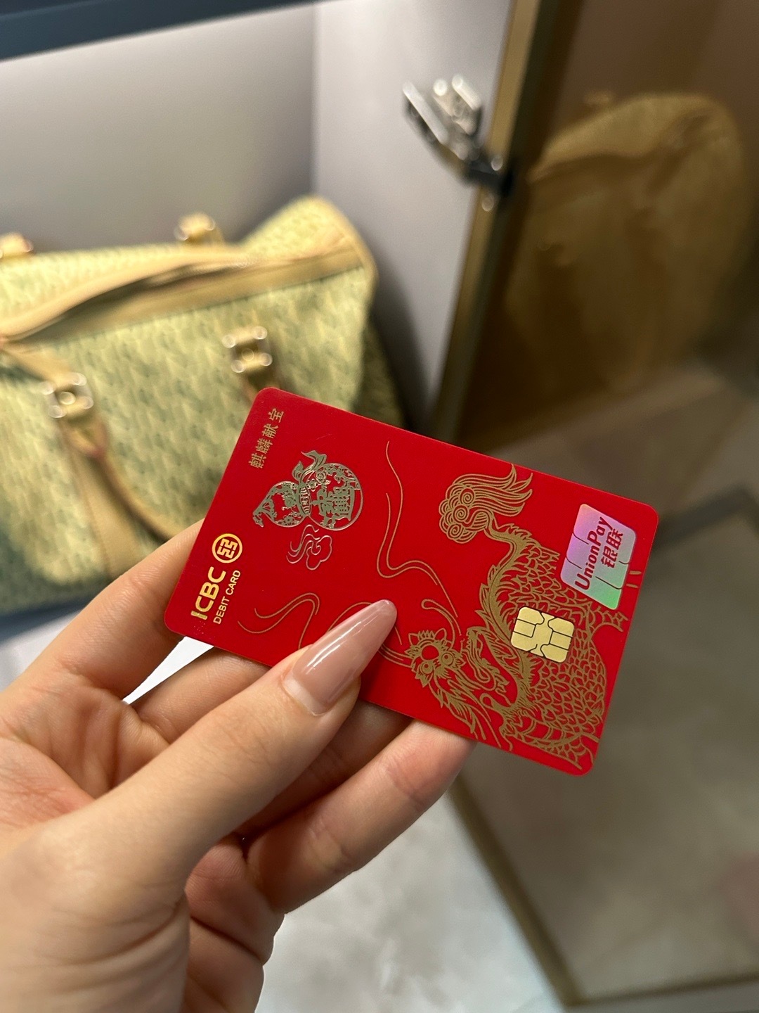 特别漂亮的新卡，现在跑了两躺银行拿下新卡，也把另一张卡冻结的钱全部转出来了，居然