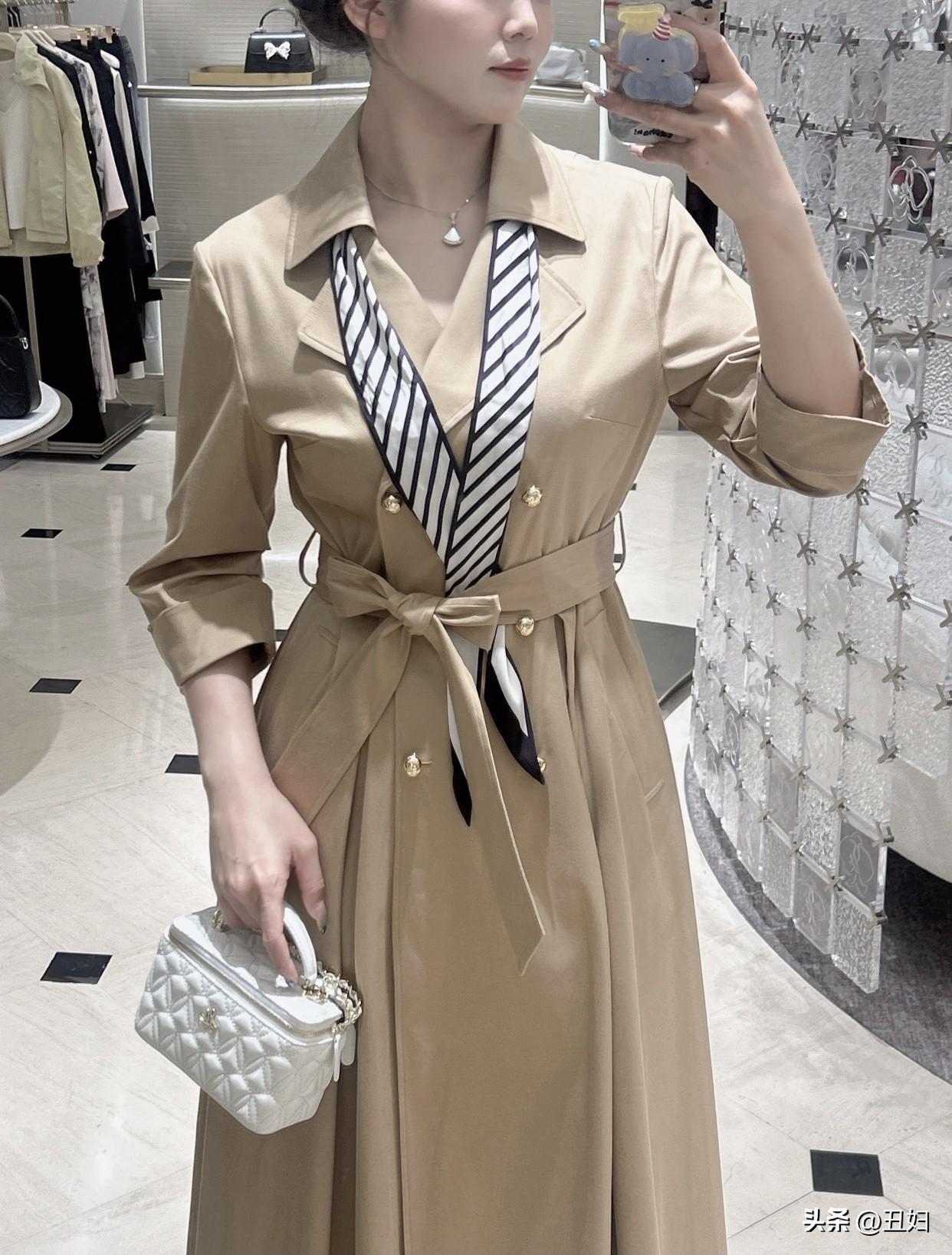 成熟稳重的美女你喜欢吗?颜值高身材好造型高级时髦。成熟稳重的美女就像一杯醇厚的酒