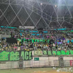 哇哦！张真源在贵阳举办演唱会，现场那长灯牌多到让人目不暇接。整排的灯牌像绿色的波