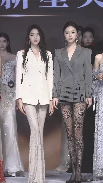 你觉得哪个的穿搭更好看？