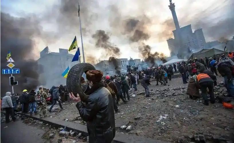 俄罗斯打乌克兰，美国光明正大地给乌克兰送武器；现在美国打伊朗，俄罗斯也开始光明正