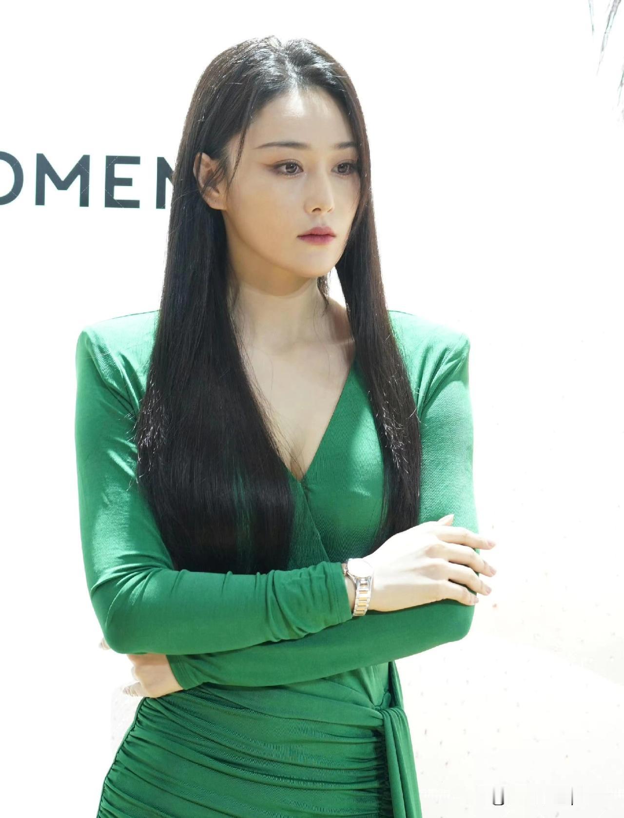张馨予这身绿色修身长裙造型也太顶了吧！
姐姐这身材颜值真的非常赞，整个人像翡翠雕