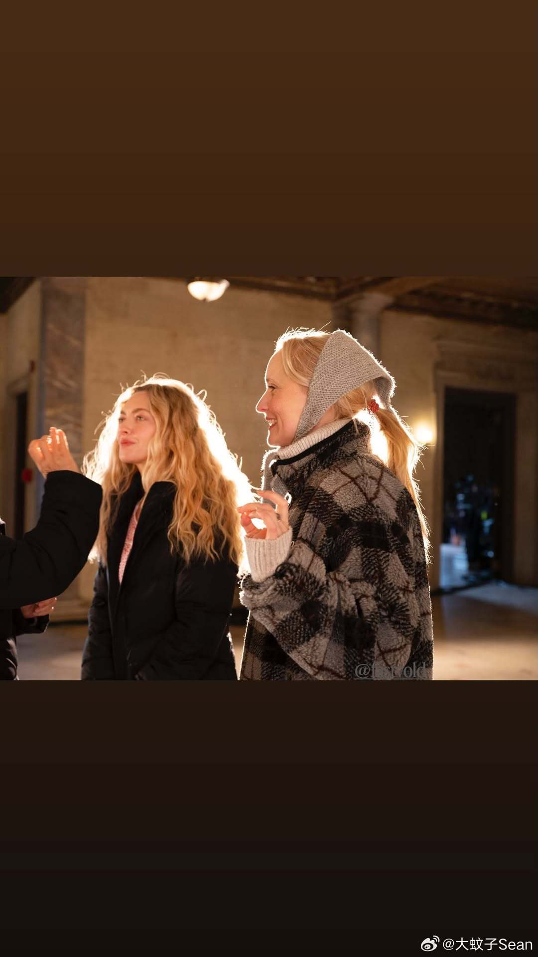 Amanda Seyfried阿曼达塞弗莱德和导演Mona Fastvold拍摄