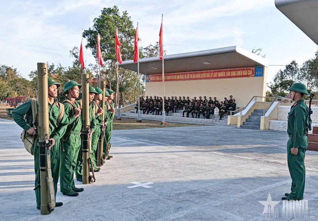 越军配备RPG-29型105毫米火箭筒的火力班正进行汇报训练。此型火箭筒属于营级