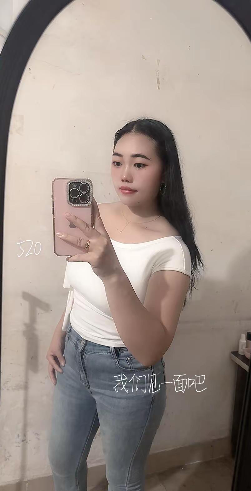 白色上衣搭配牛仔裤