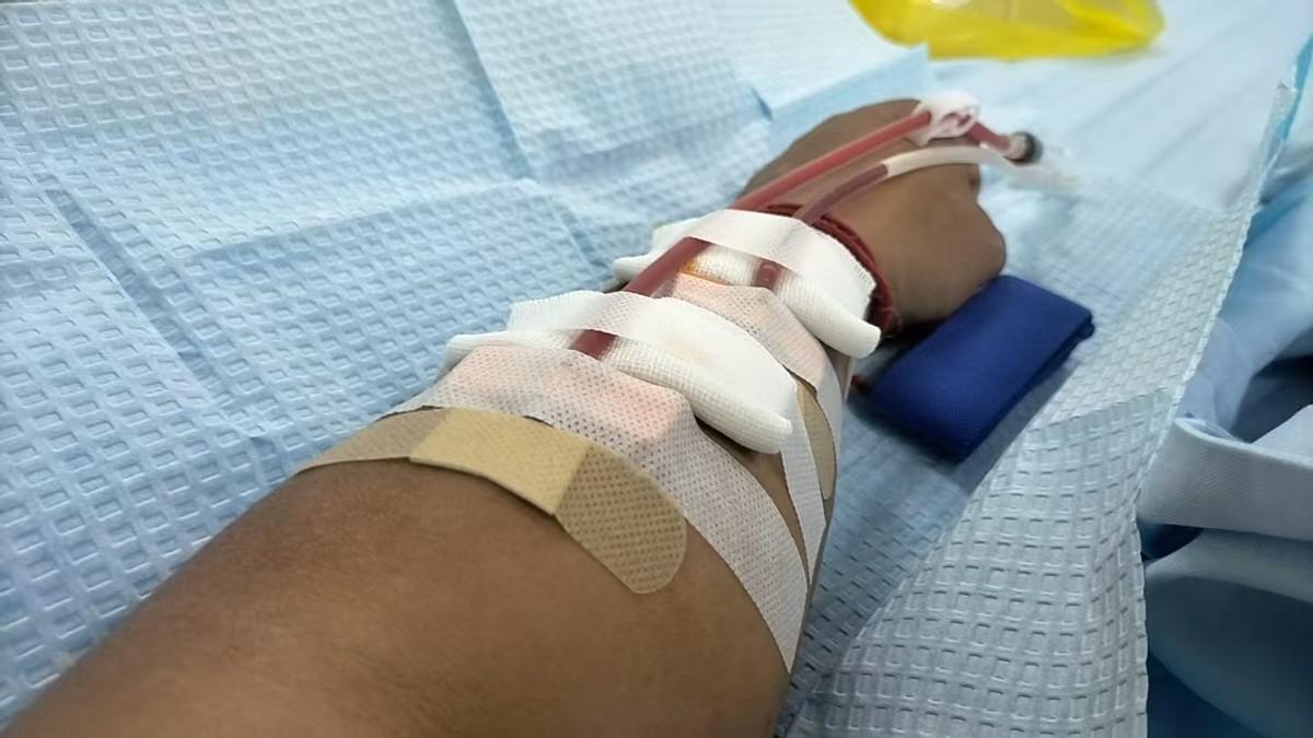 他尿毒症后开始抖音学做我喜欢吃的菜。
以前他下班吃完晚饭就不见人影。孩子哭也好闹
