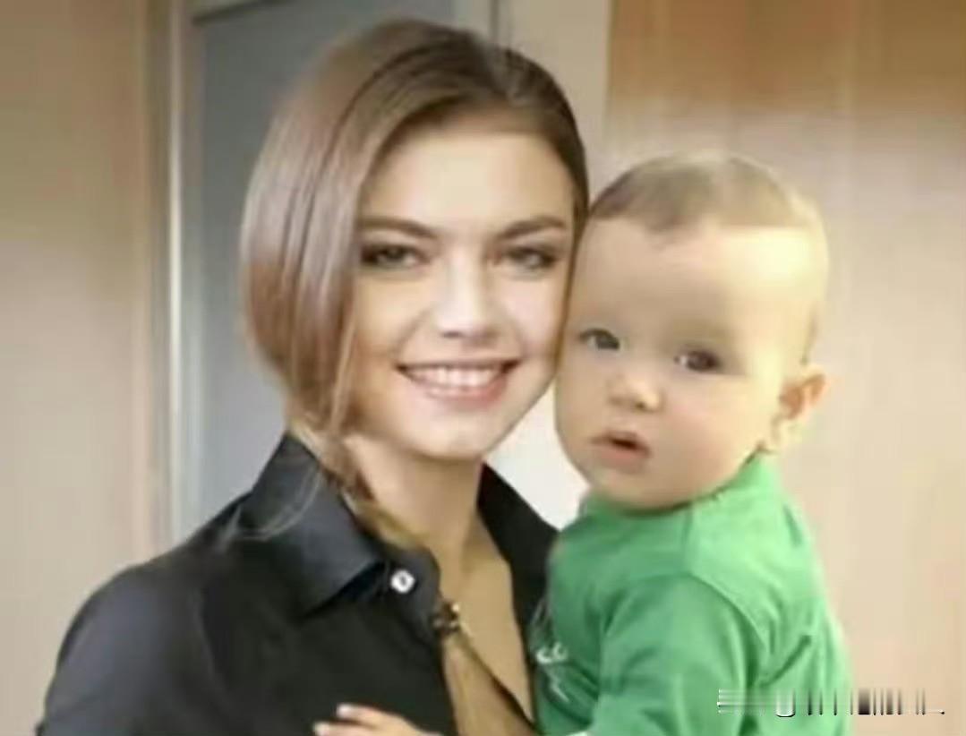 未解之谜？
世界级的！
问:这个俄罗斯孩子的父亲到底是谁？
[捂脸]