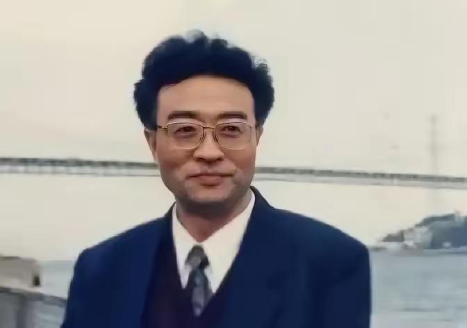 他名叫刘铁骑，是大贪官刘青山的儿子，父亲在1952年被枪毙的时候，刘铁骑才6岁，