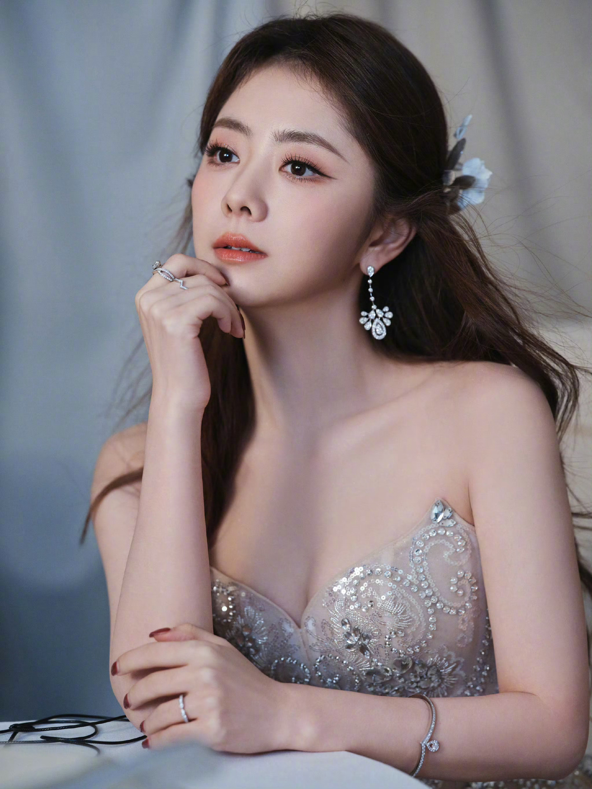 金鹰奖颁奖典礼——- #谭松韵#的造型，身穿越南设计师品牌Hacchic 202