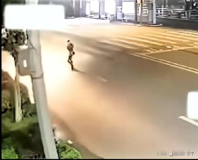 小仙女埋头看手机过马路，撞飞瞬间，连衣服都整个脱掉了，可见惨烈程度
晚上看不见行